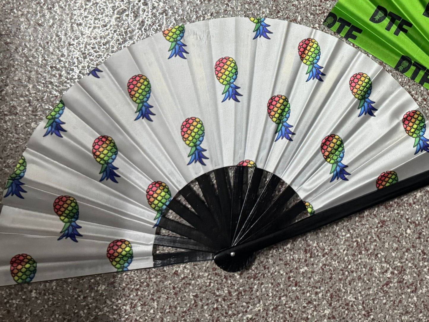 White pineapple fan - UV reactive !